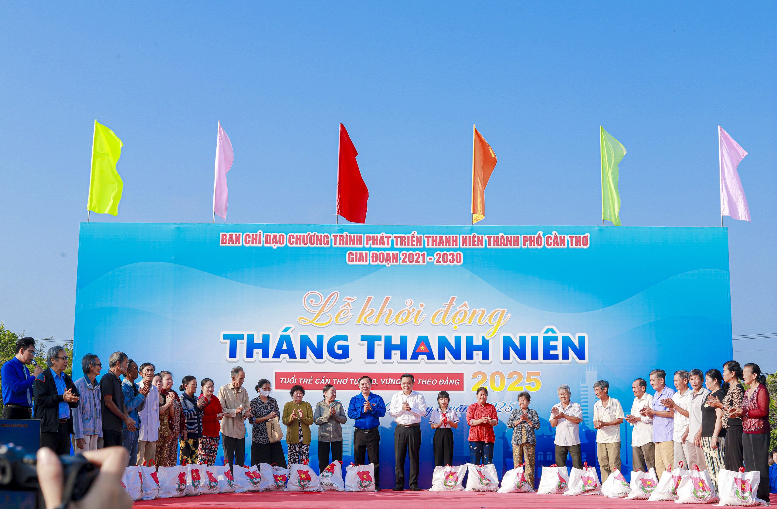 Le-khoi-dong-Thang-Thanh-nien-nam-2025-can-tho-Thanh-doan-Can-Tho-huyen-phon-dien-Duong-co-To-quoc-le-trong-cay-nha-khoa-ha-thanh